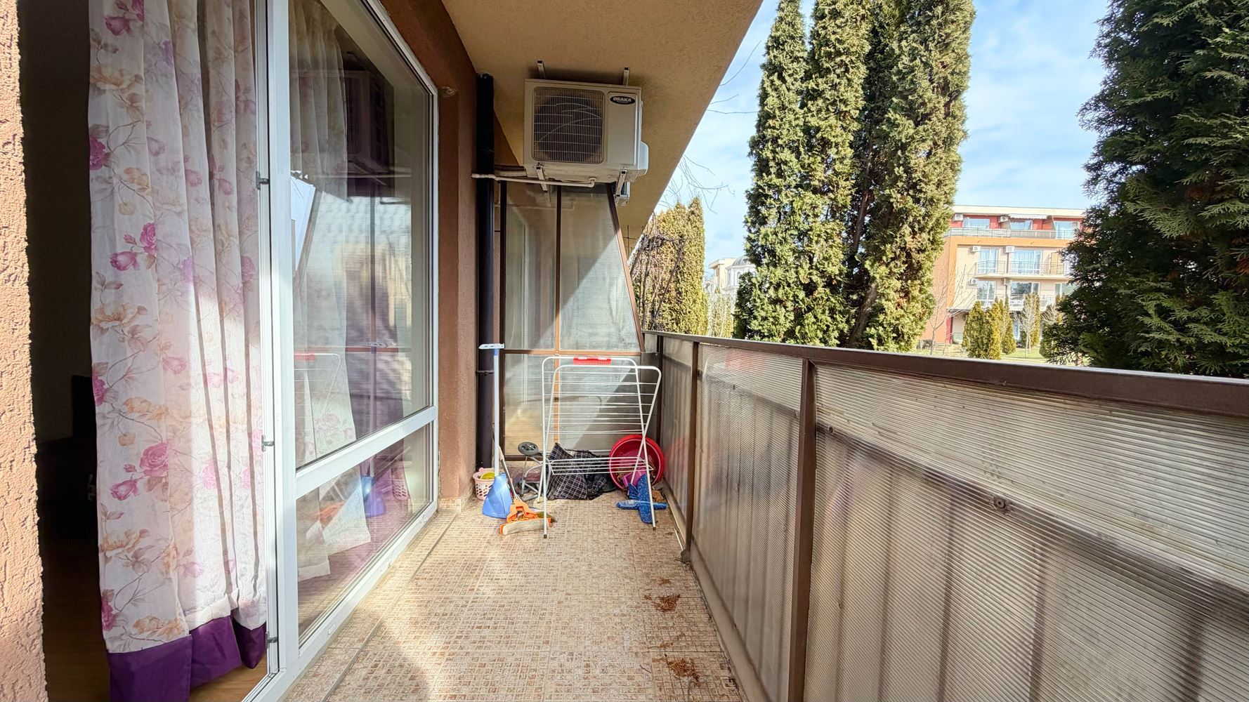 Просторно студио с тераса в модерен комплекс на Слънчев бряг – комфорт и развлечения на кратка разходка от морето