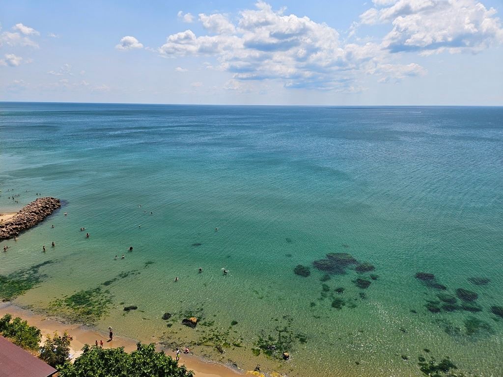 Луксозен панорамен апартамент на първа линия море с две спални и огромна тераса