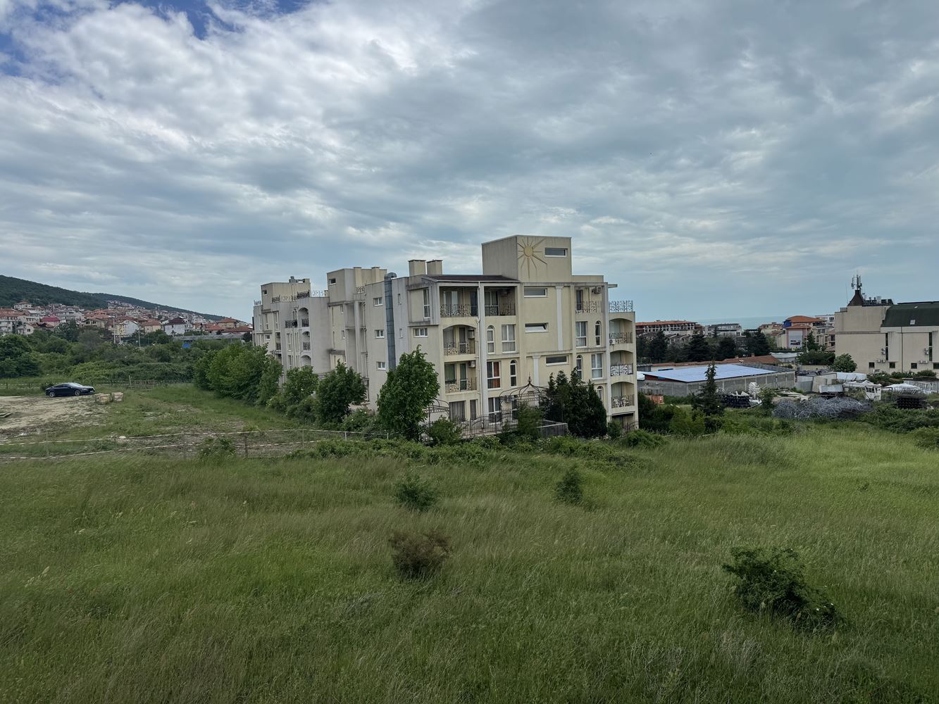 Компактно студио с панорамна планинска гледка в Свети Влас – комфорт, природа и отлична инфраструктура