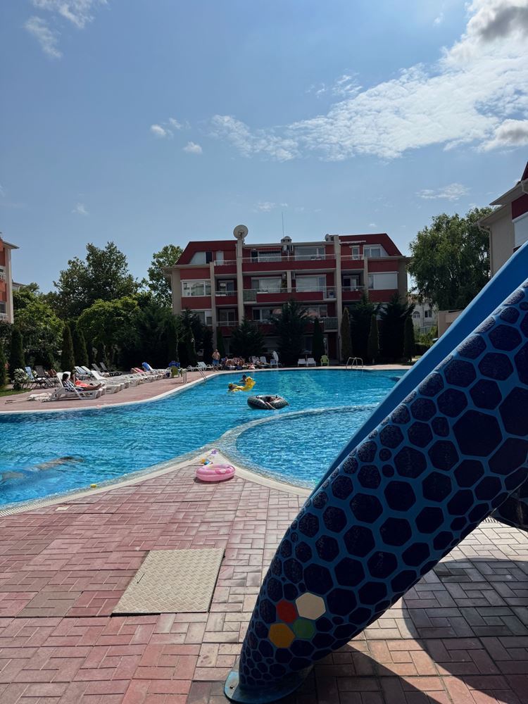 Просторно студио с гледка към басейна в Слънчев бряг – битов ток и отлична инфраструктура