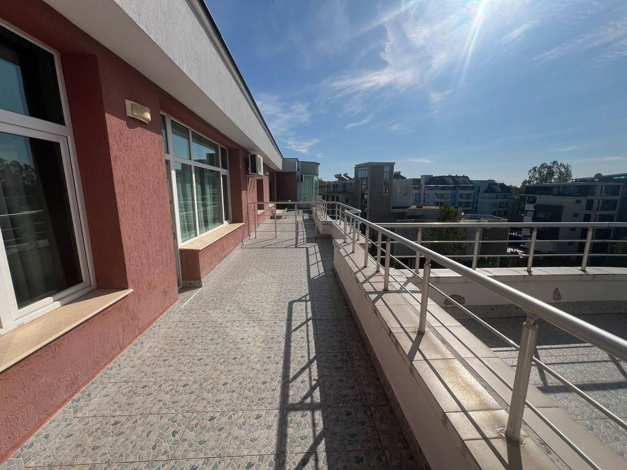 Просторен двустаен апартамент на Слънчев бряг – комфорт и простор в добре поддържан комплекс