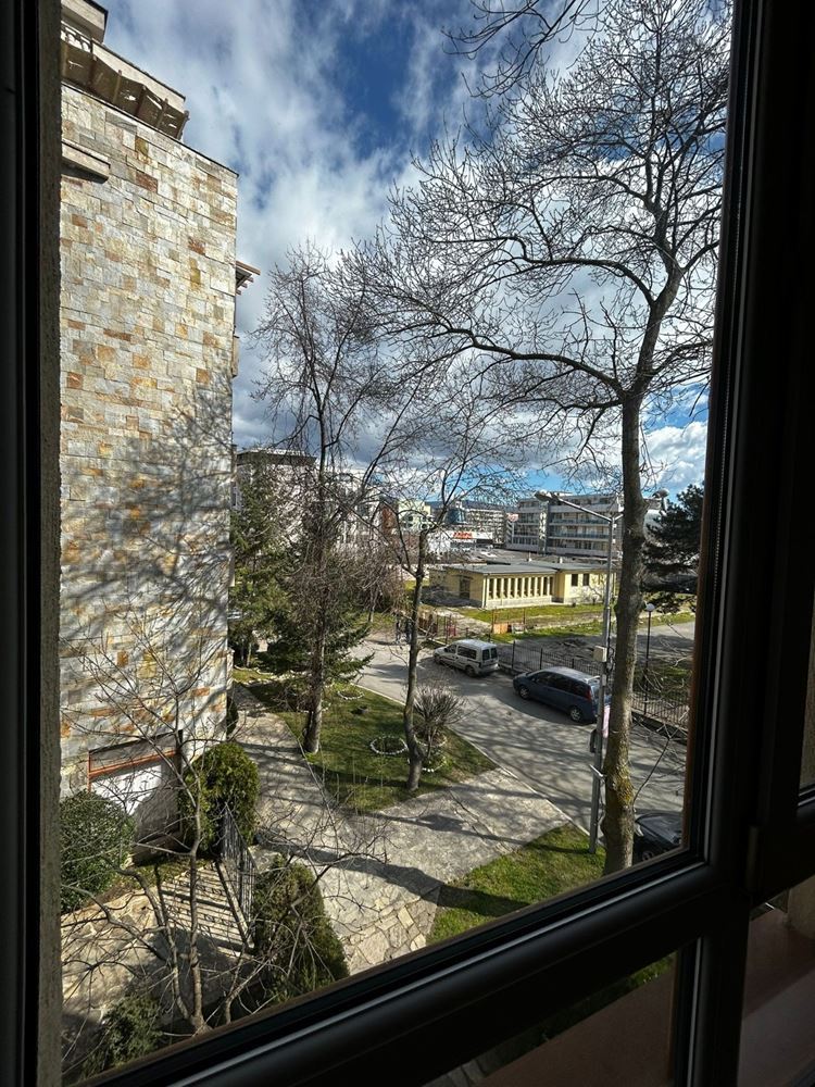 Просторен и стилно обзаведен двустаен апартамент в сърцето на Слънчев бряг – идеален за живеене или инвестиция