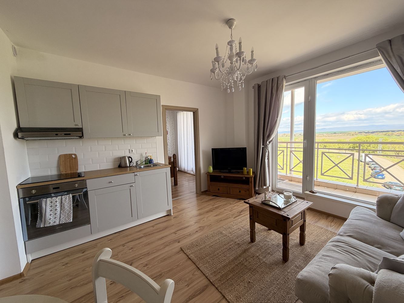 Тристаен апартамент с панорамна тераса в покрайнините на Слънчев бряг – уют, тишина и стил