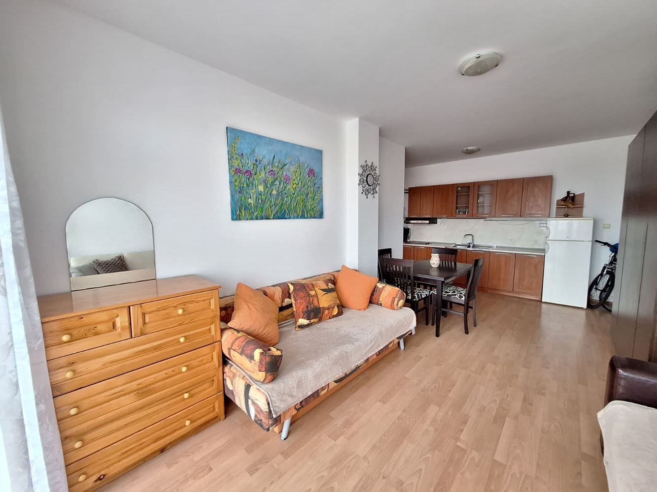 Просторен двустаен апартамент в луксозен комплекс с басейни и спортни удобства