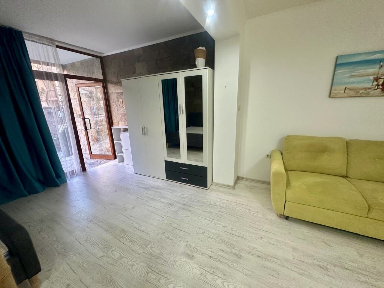 Просторно студио на партер с тераса и възможност за двустаен апартамент – само на 300 м от морето