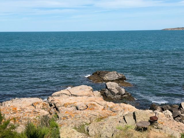 Просторен тристаен апартамент на първа линия море с фронтална панорамна морска гледка