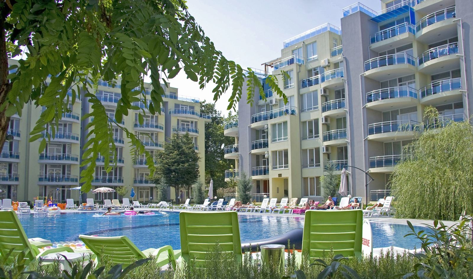 Слънчево и просторно студио с морска гледка в Равда – на 100 м от плажа, в поддържан комплекс с басейн и зеленина