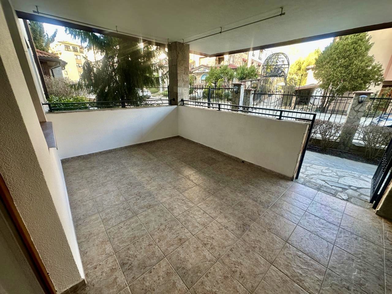 Просторно студио на партер с голяма тераса и възможност за двустаен апартамент – сигурност и комфорт в Несебър