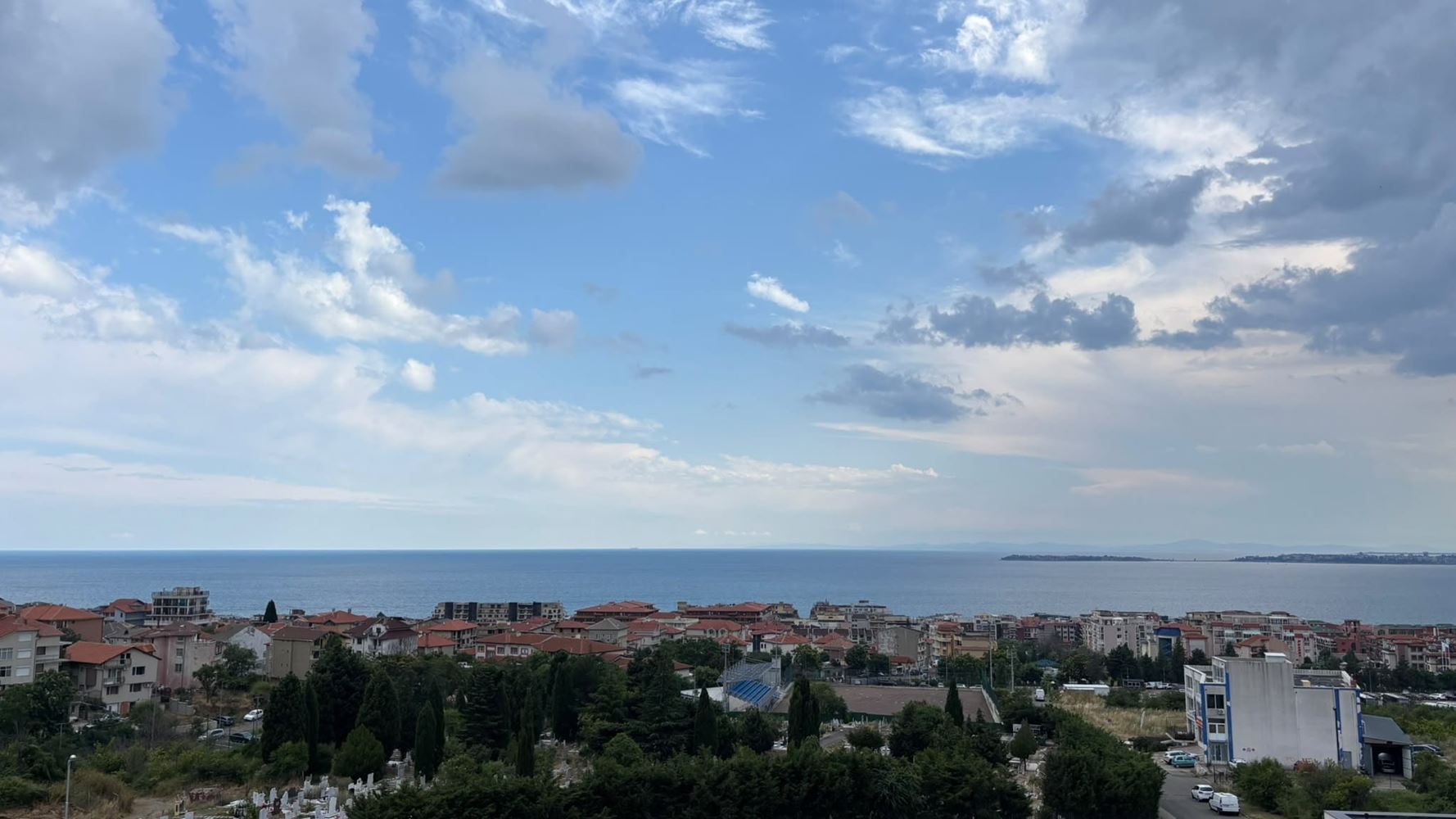 Двустаен апартамент с морски изглед в Свети Влас – без такса поддръжка, с паркинг, готов за нанасяне