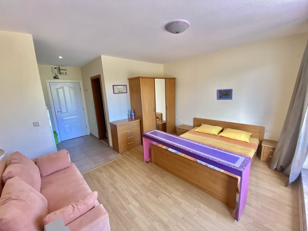 Студио на първа линия в комплекс в Елените – море, планина и ваканционен комфорт в едно