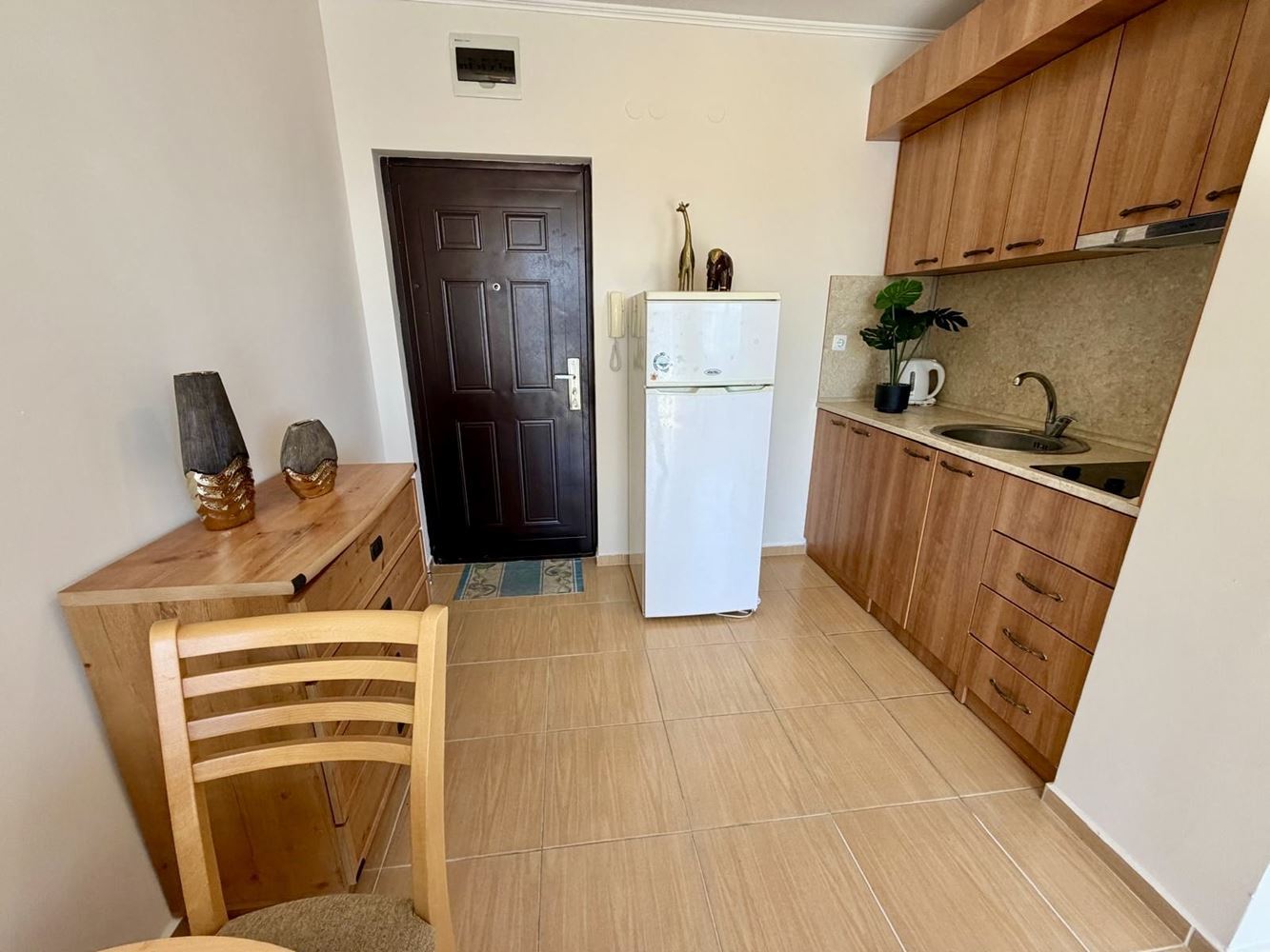 Панорамно студио с впечатляваща морска гледка в Несебър – готово за нанасяне