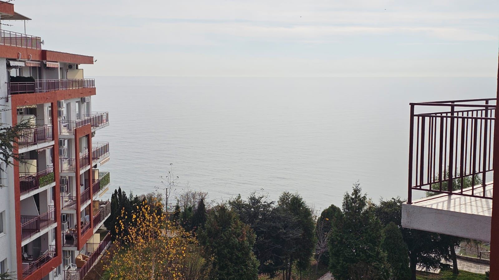 Морска идилия на първа линия – двустаен апартамент с гледка море в Свети Влас