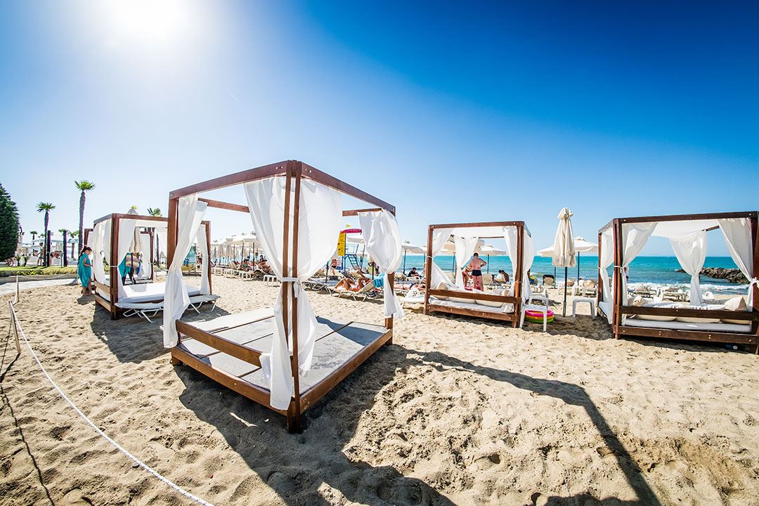 Обзаведен двустаен апартамент на първа линия с морска гледка в Елените