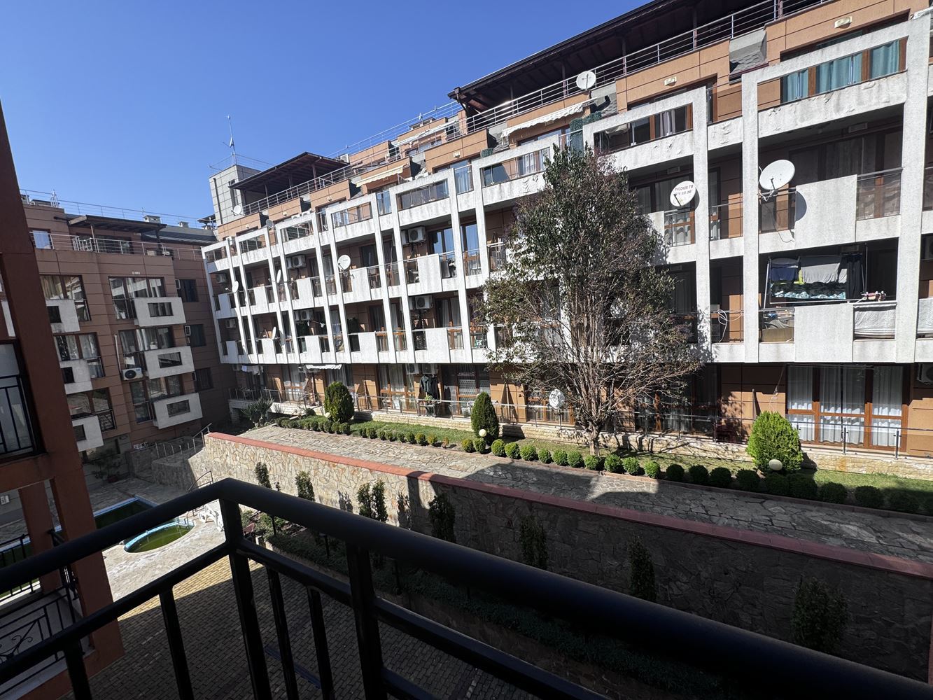 Двустаен апартамент с директен достъп до басейн в комплекс „Викторио“, Свети Влас – комфорт и ваканционно усещане