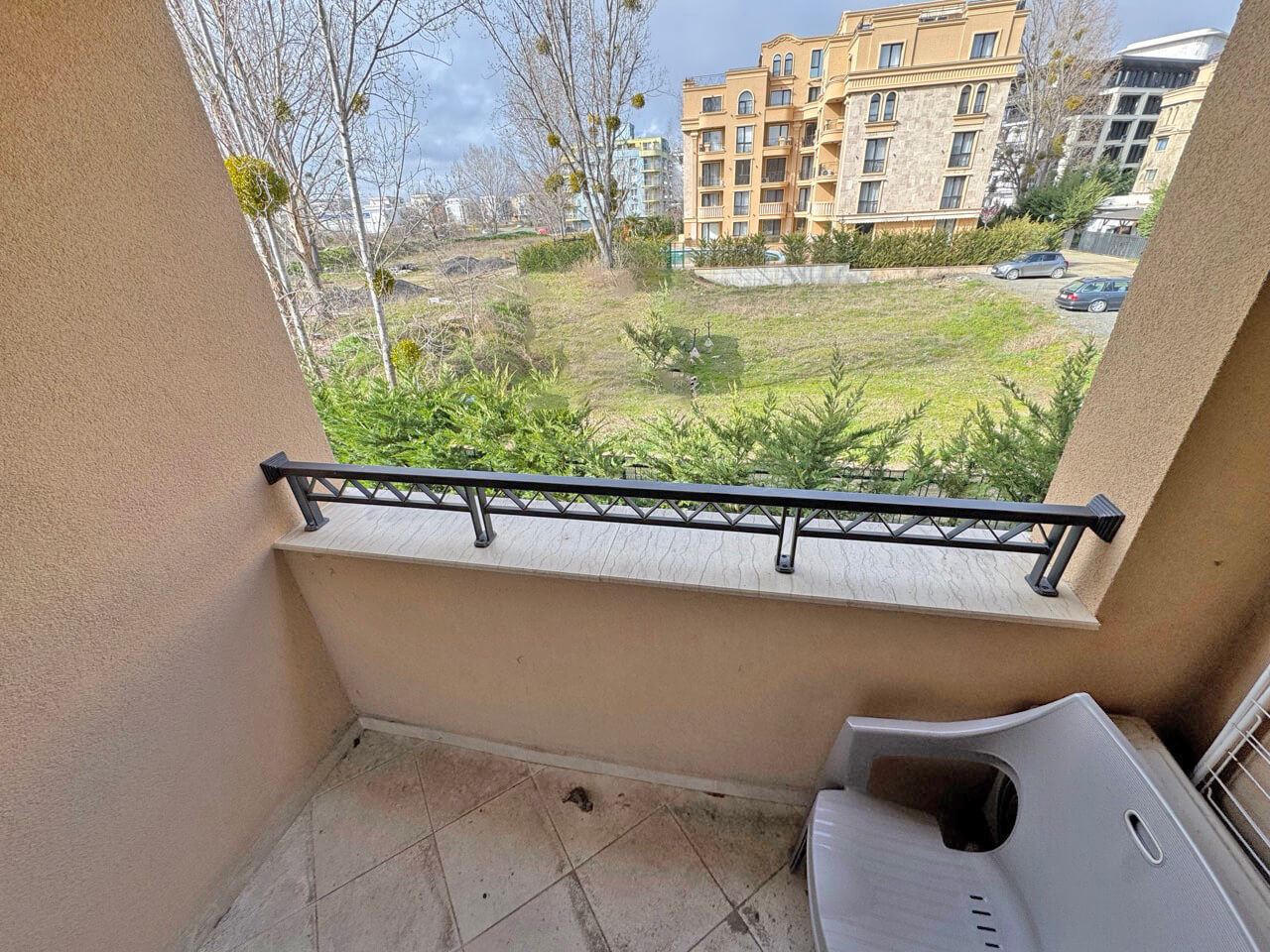 Светло студио в луксозен комплекс – прекрасен уют край басейна