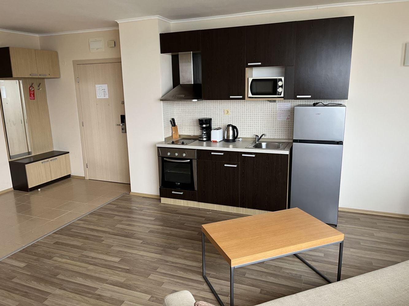 Обзор - обзаведен двустаен апартамент на първа линия с панорамна гледка към морето