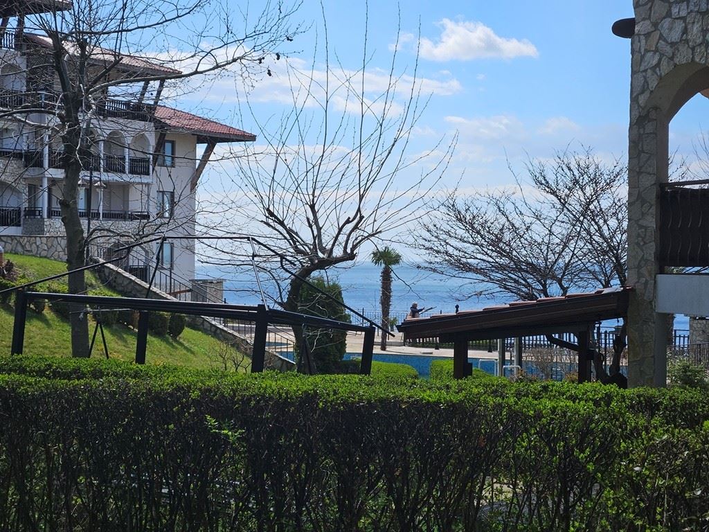 Лукс на първа линия – стилен апартамент с веранда, собствена градина и морска гледка в Свети Влас