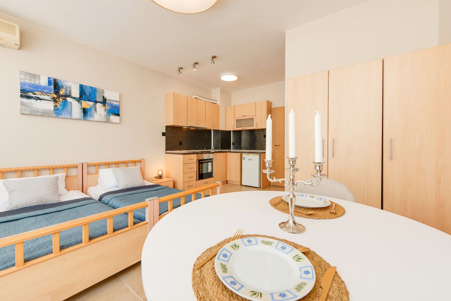 Слънчево и просторно студио с морска гледка в Равда – на 100 м от плажа, в поддържан комплекс с басейн и зеленина