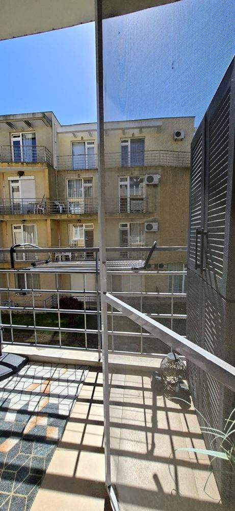 Просторен и светъл двустаен апартамент в поддържан комплекс близо до Слънчев бряг 