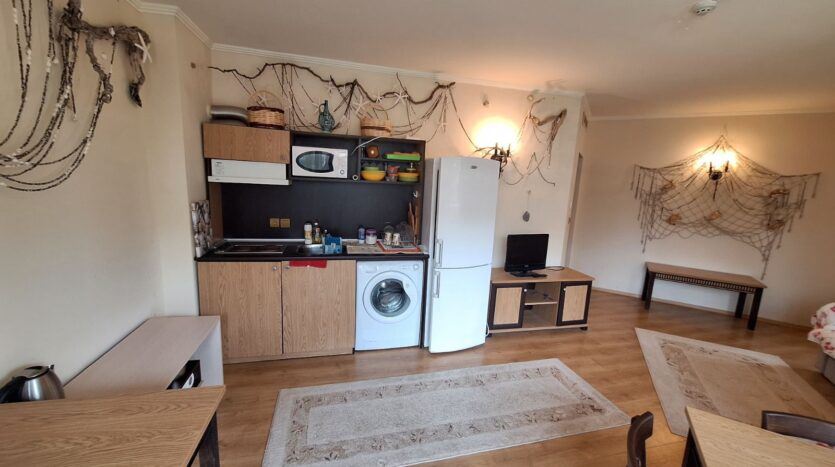 Двустаен апартамент на първа линия в Елените с морска панорама и отличен инвестиционен потенциал