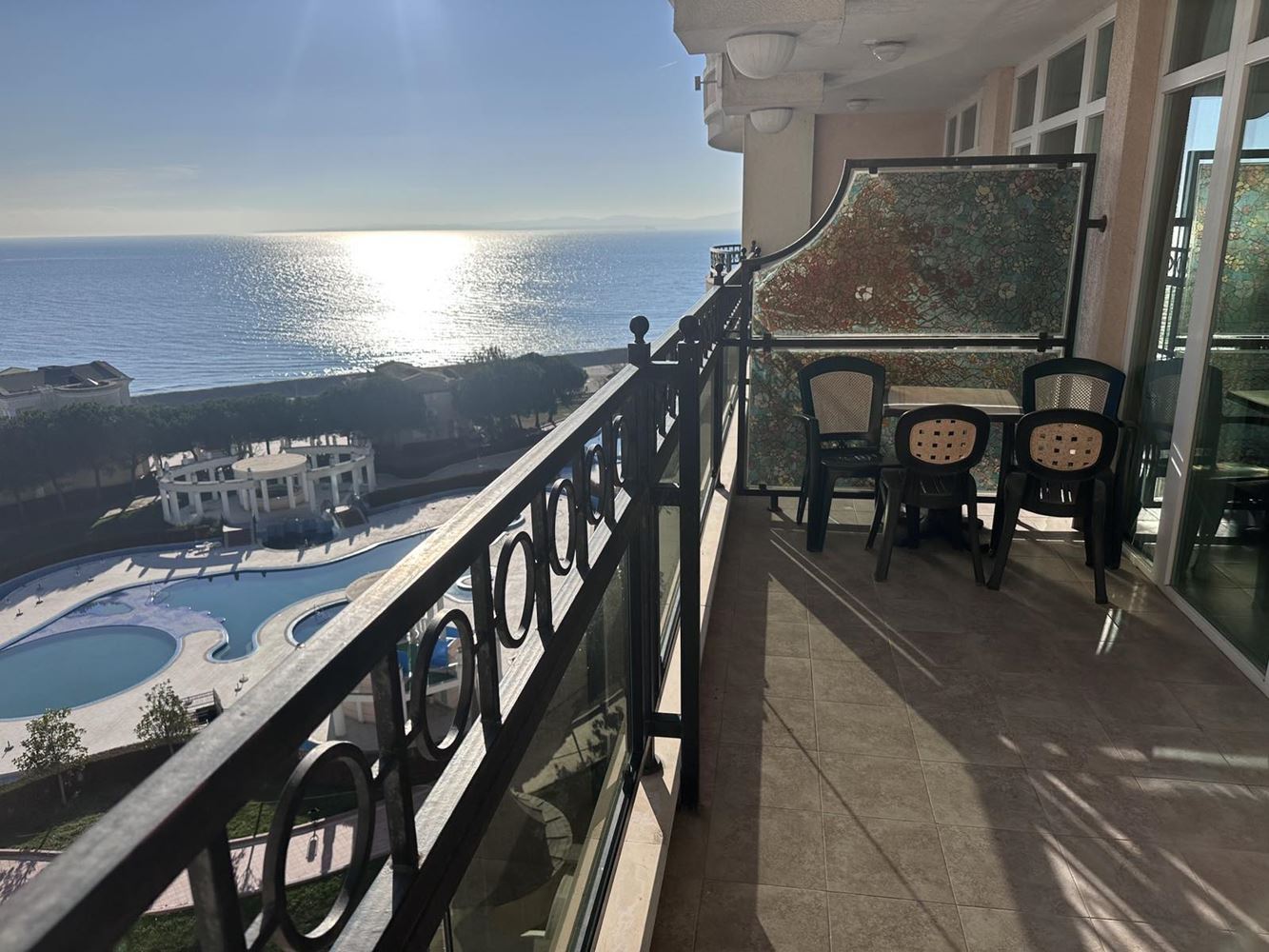 Тристаен апартамент в Поморие с фронтална морска гледка – луксозен живот на първа линия