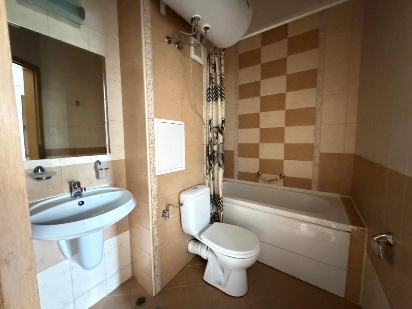 Просторен тристаен апартамент с директен излаз към собствен двор в Слънчев бряг – комфорт, лукс и уют