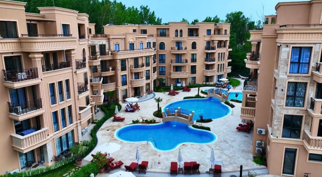 Светло студио в луксозен комплекс – прекрасен уют край басейна