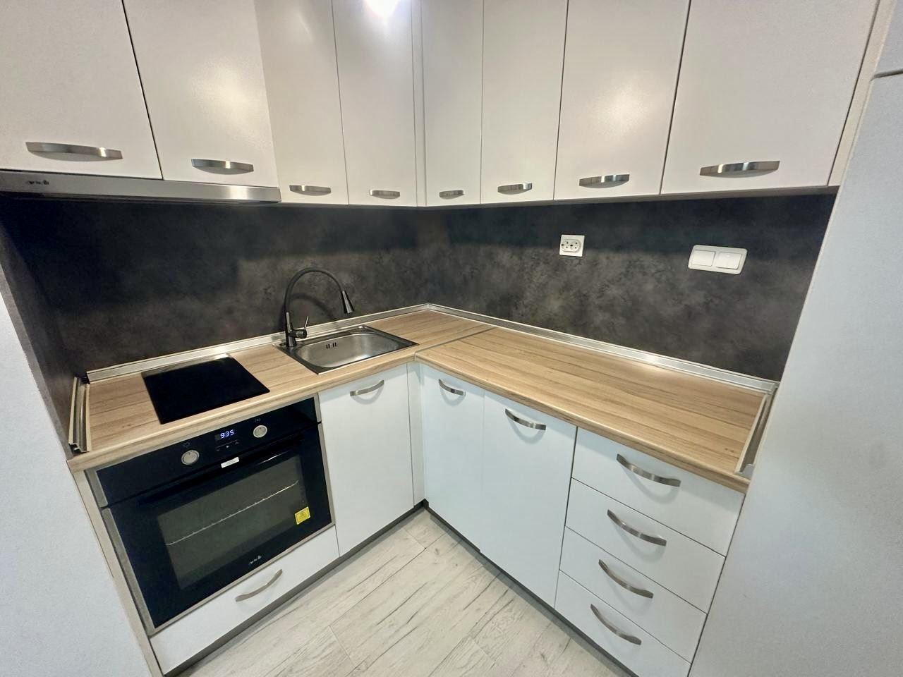 Просторно студио на партер с тераса и възможност за двустаен апартамент – само на 300 м от морето