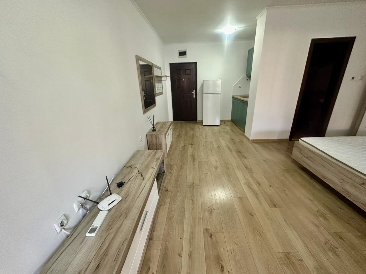 Просторно студио на партер с голяма тераса и възможност за двустаен апартамент – сигурност и комфорт в Несебър