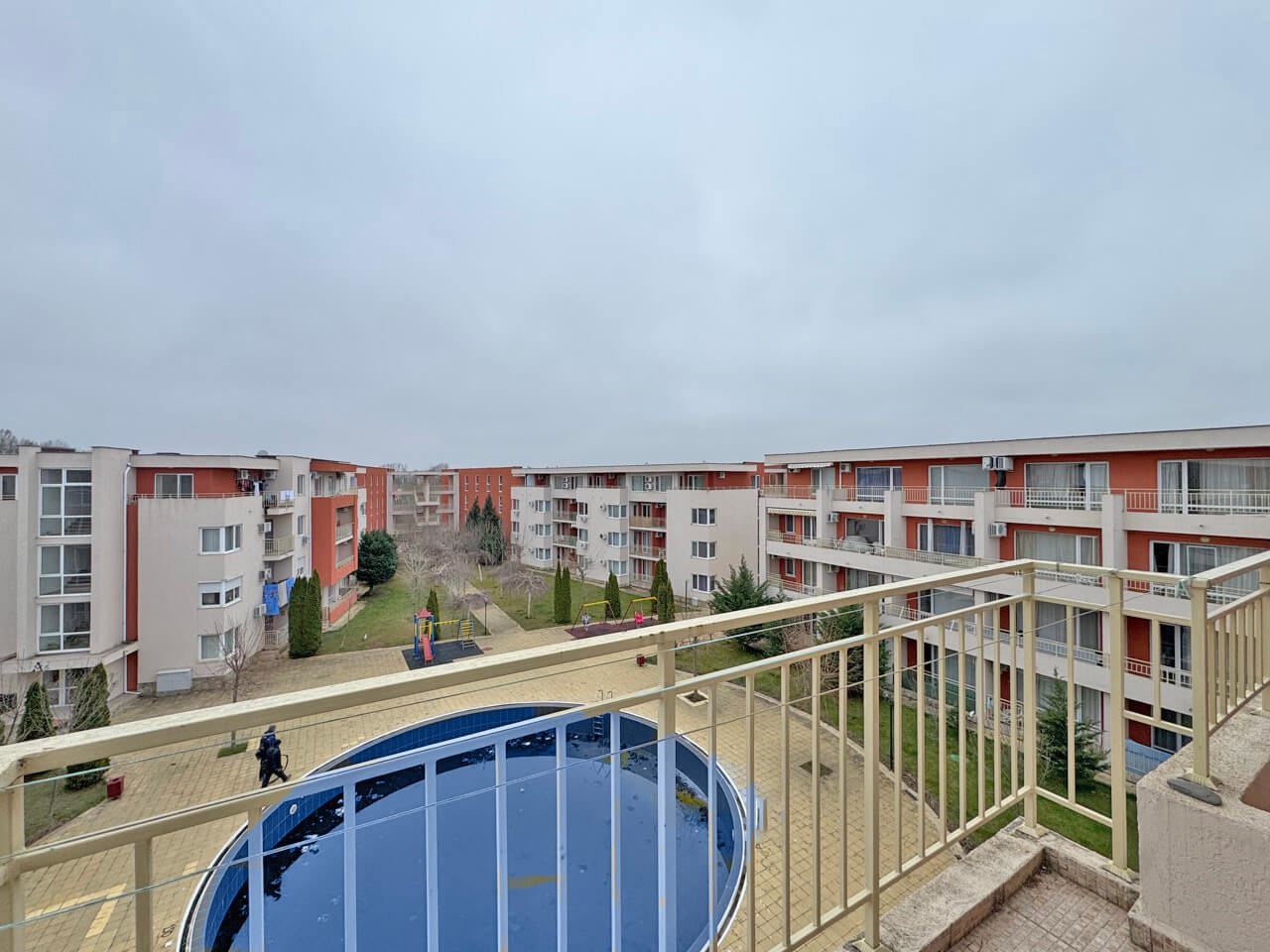 Просторен двустаен апартамент с гледка към басейна в Слънчев бряг