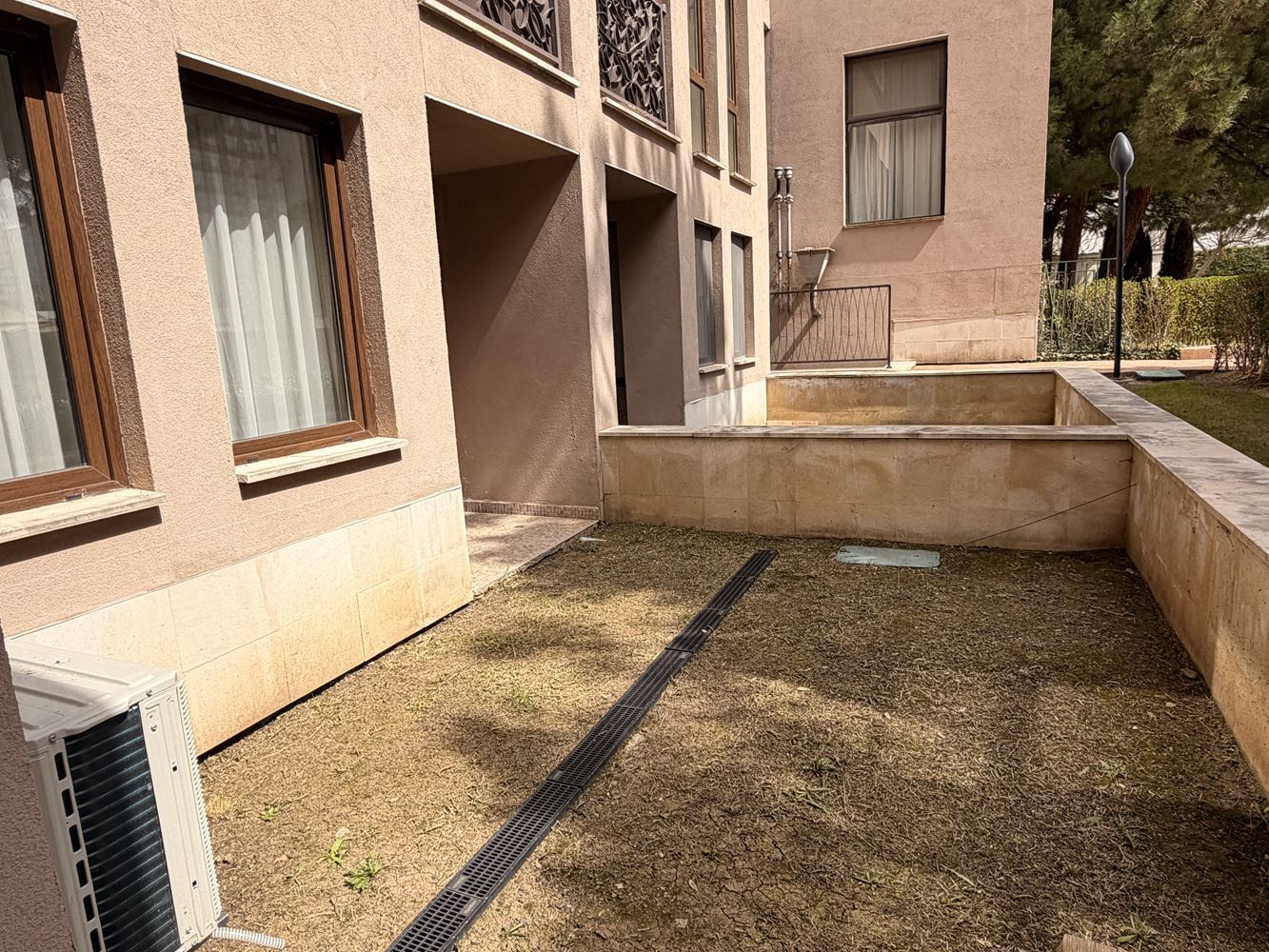 Ексклузивно студио с градина и директен достъп до басейн – на 100 м от морето в Слънчев бряг