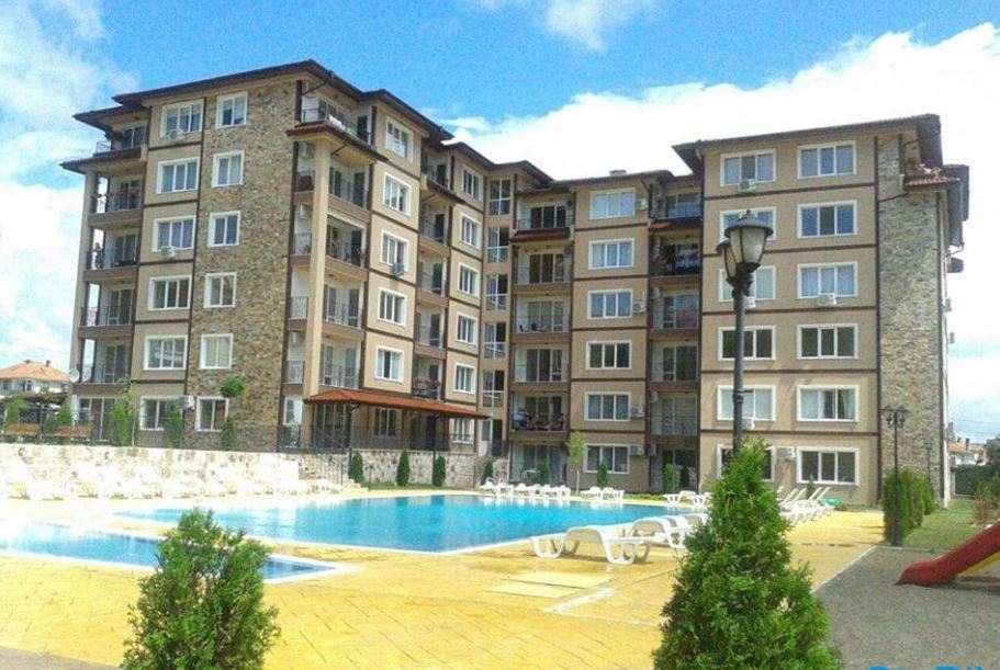 Просторен апартамент с две спални и морска гледка в Равда