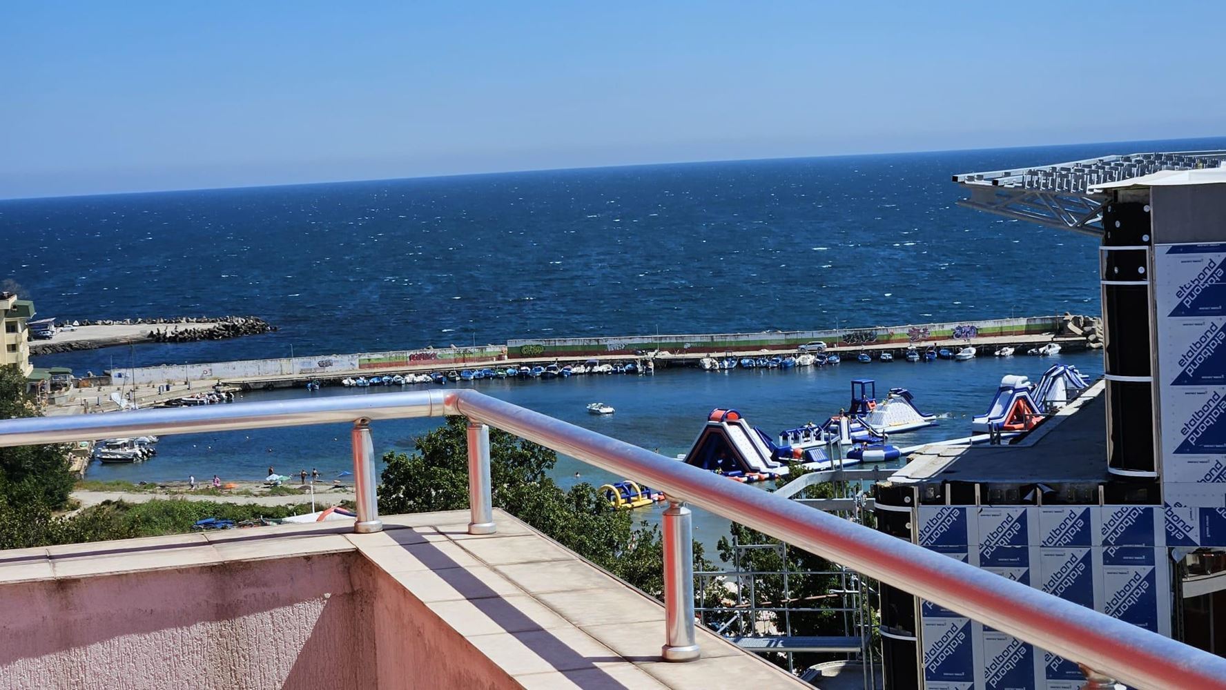 Тристаен апартамент на първа линия в Китен с панорамна морска гледка и впечатляващи тераси