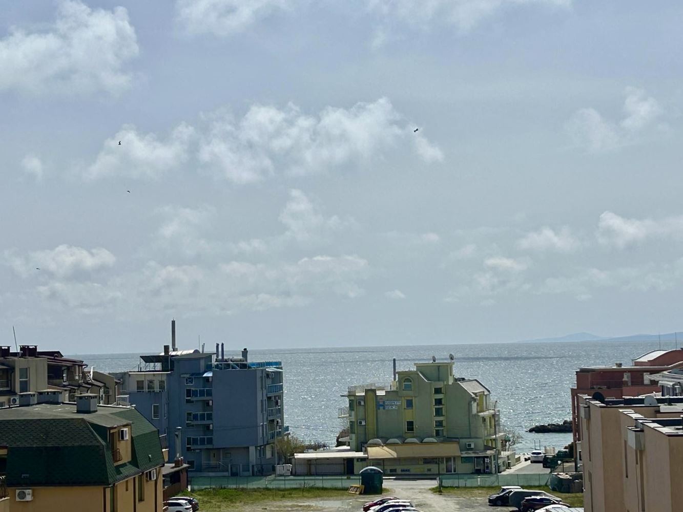 Просторен тристаен апартамент с впечатляваща морска панорама в комплекс в Несебър