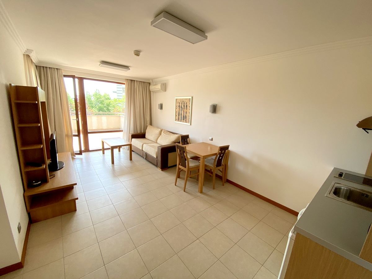 Просторен двустаен апартамент на първа линия в Равда – лукс, природа и впечатляваща гледка към басейна