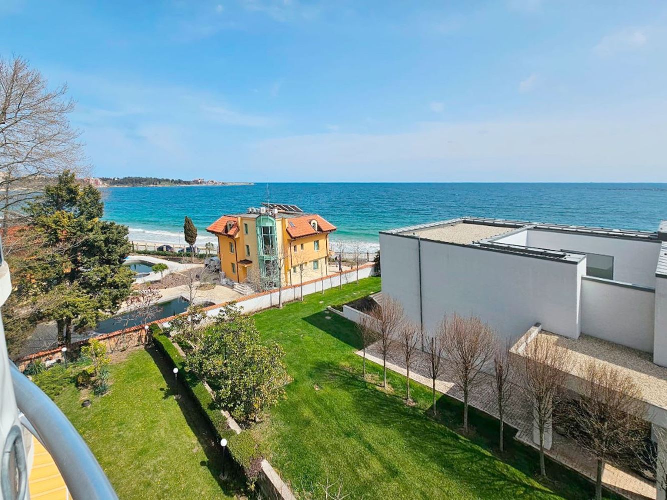 Луксозен тристаен апартамент с морска гледка на първа линия в Равда – 114 м², две тераси и пълен комфорт