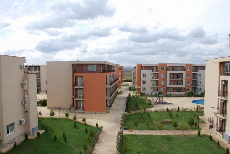 Напълно обзаведен апартамент с една спалня на последен етаж в Слънчев бряг – гледка басейн и луксозна атмосфера