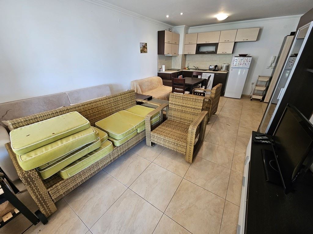 Лукс на първа линия – стилен апартамент с веранда, собствена градина и морска гледка в Свети Влас