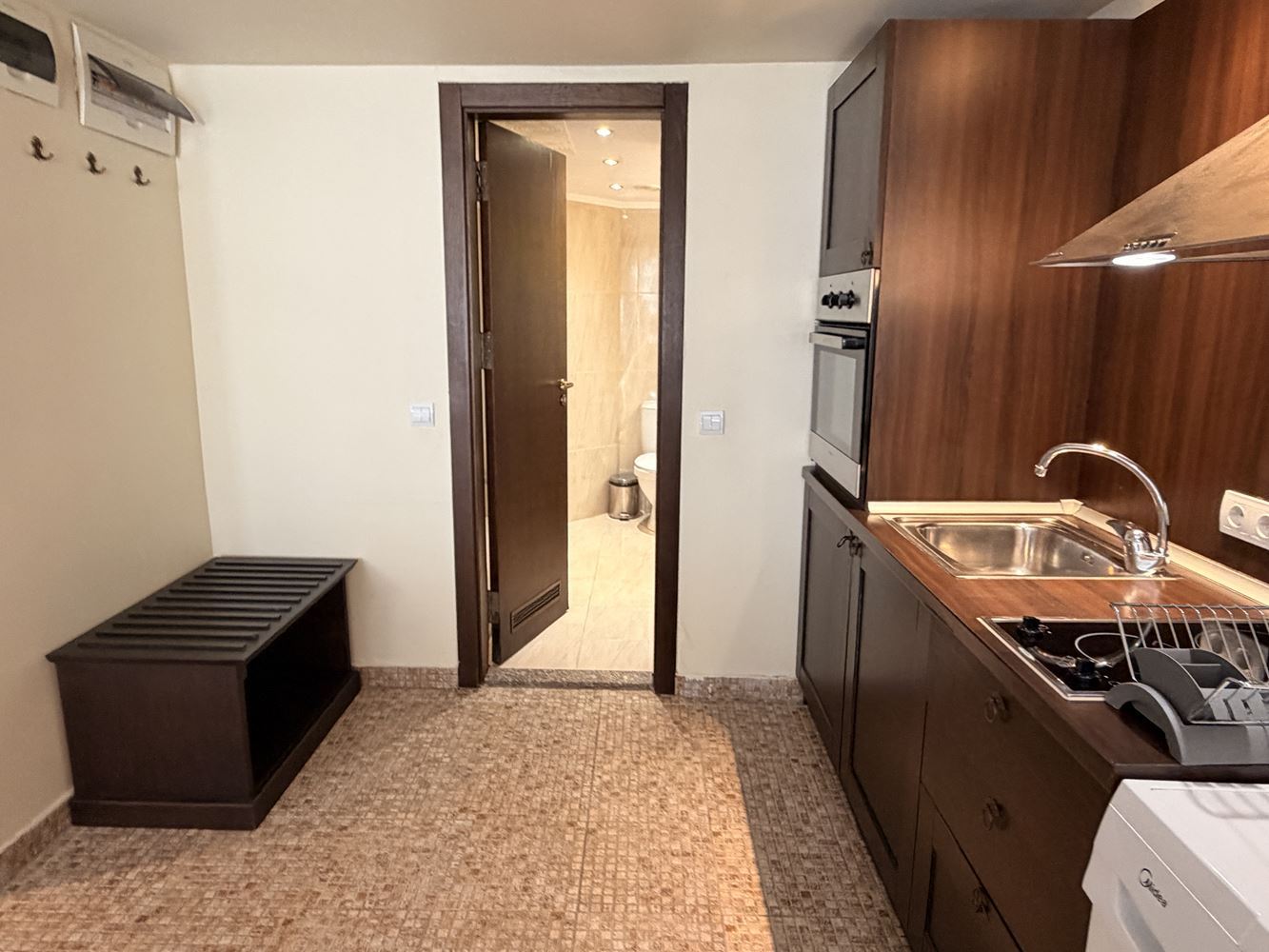 Ексклузивно студио с градина и директен достъп до басейн – на 100 м от морето в Слънчев бряг