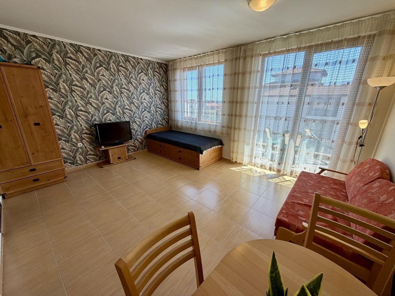 Панорамно студио с впечатляваща морска гледка в Несебър – готово за нанасяне