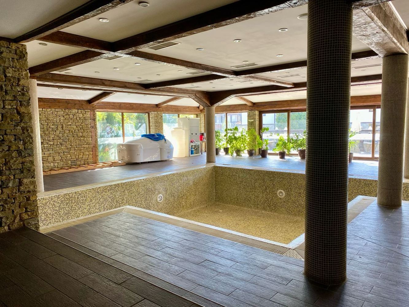 Просторно напълно обзаведено студио с гледка към басейн в слънчев бряг – комфорт, спокойствие и отлична инвестиция