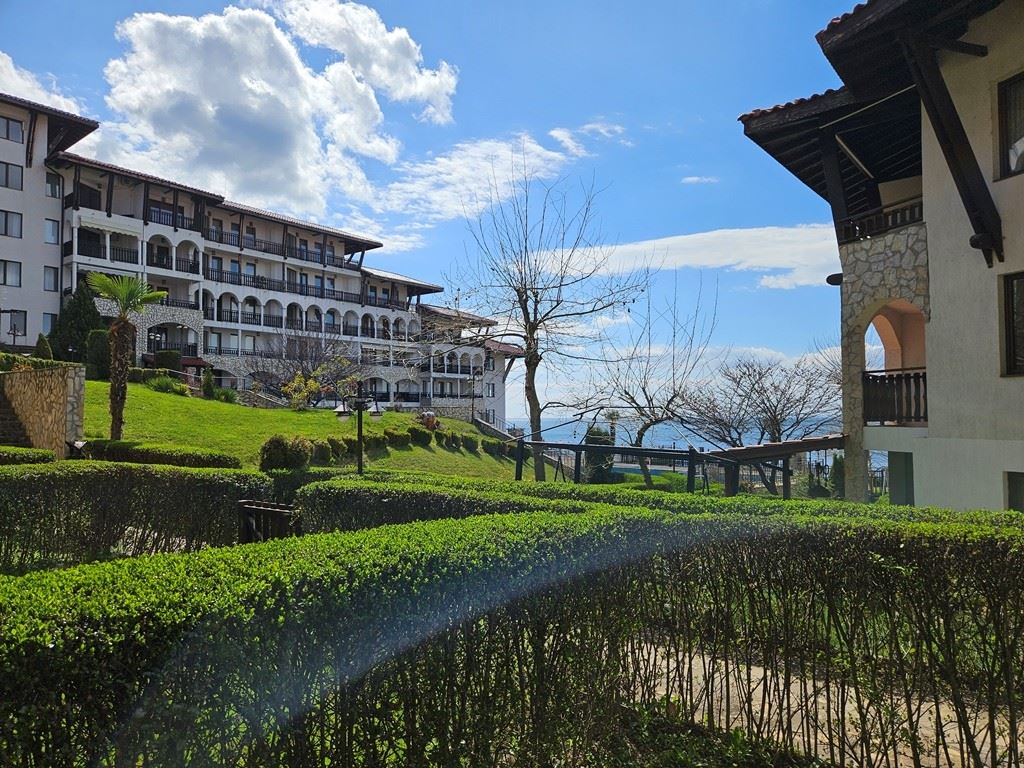 Лукс на първа линия – стилен апартамент с веранда, собствена градина и морска гледка в Свети Влас