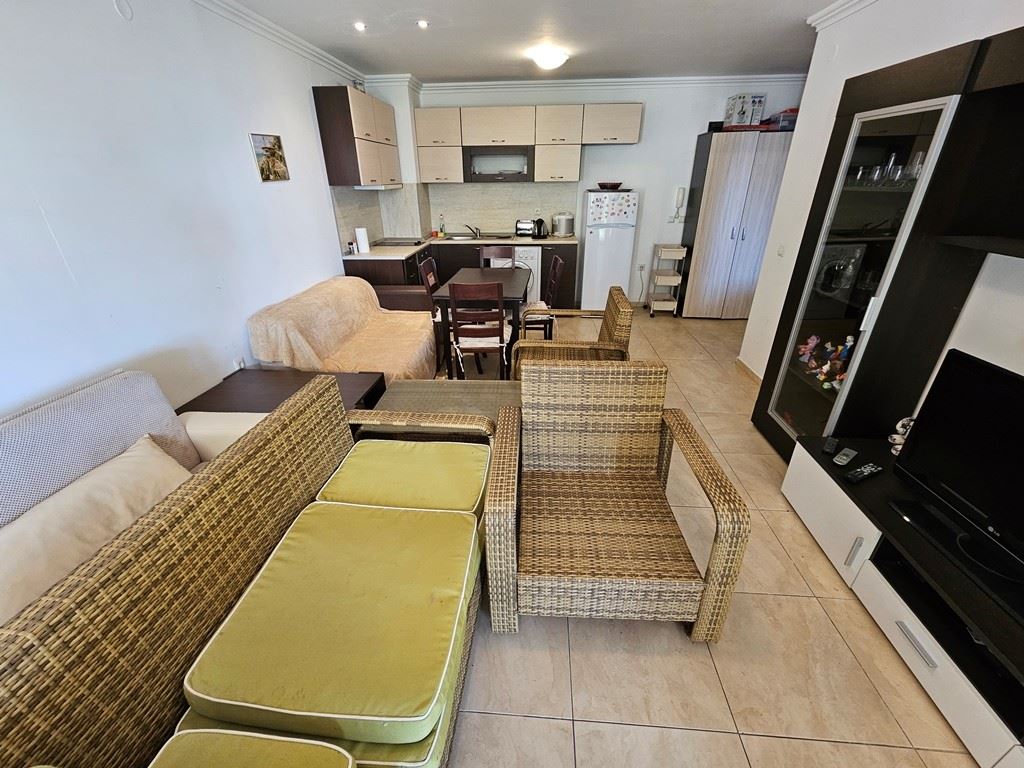 Лукс на първа линия – стилен апартамент с веранда, собствена градина и морска гледка в Свети Влас