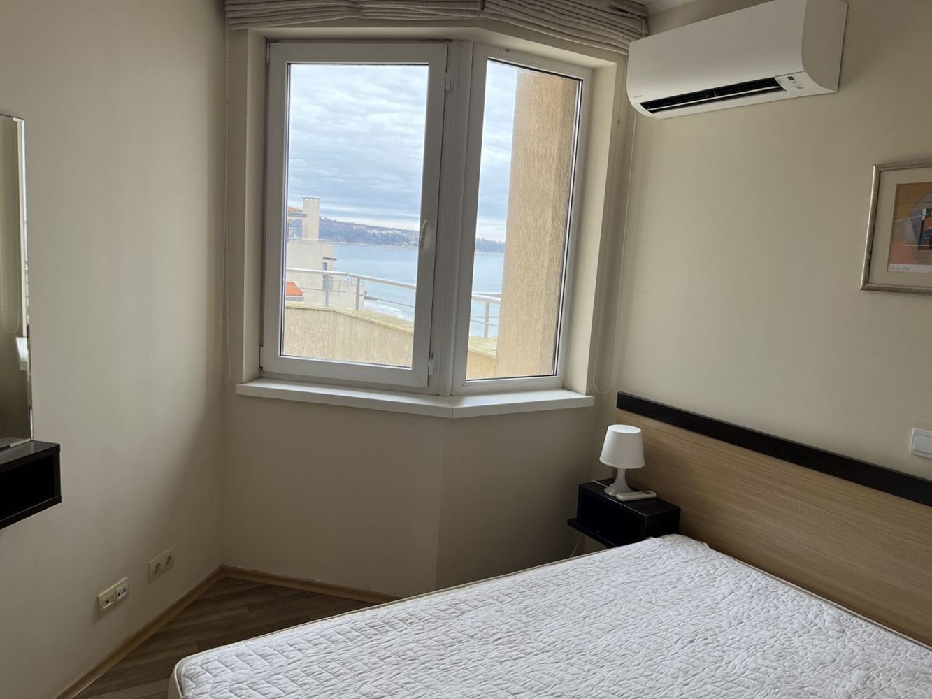 Обзор - обзаведен двустаен апартамент на първа линия с панорамна гледка към морето