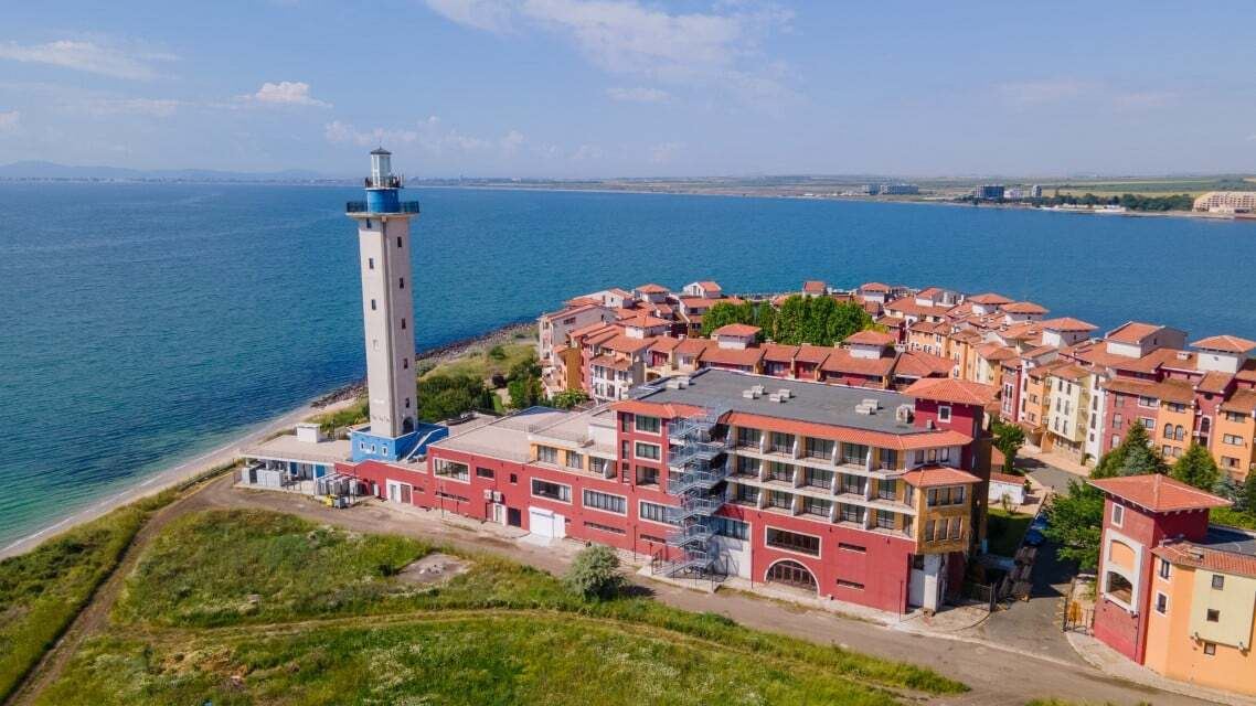 Първа линия в Ахелой - двустаен апартамент с морска панорама, собствено дворче и прекрасни удобства