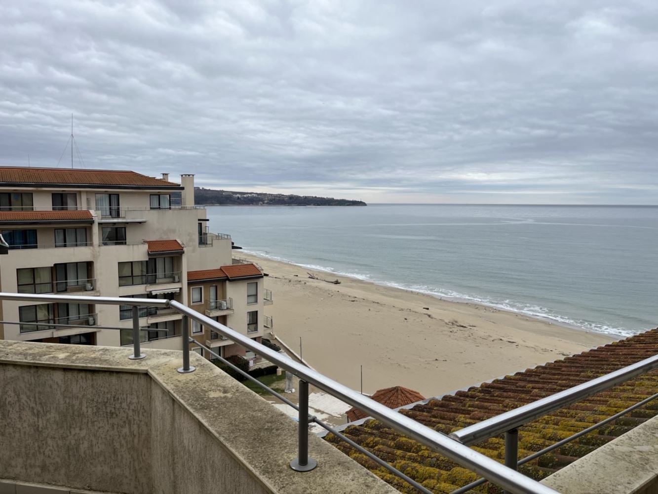 Обзор - обзаведен двустаен апартамент на първа линия с панорамна гледка към морето